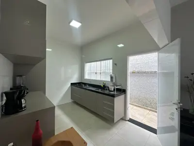 Casa - Térrea com 3 quartos (sendo 1 suite(s)) a 150 metros praia.