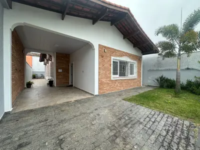 Casa - Térrea com 3 quartos (sendo 1 suite(s)) a 150 metros praia.