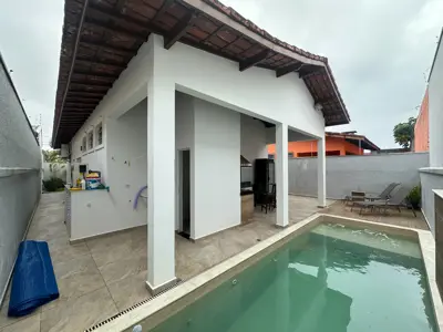 Casa - Térrea com 3 quartos (sendo 1 suite(s)) a 150 metros praia.
