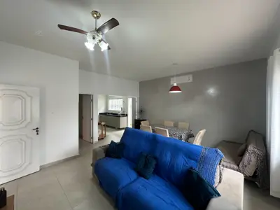 Casa - Térrea com 3 quartos (sendo 1 suite(s)) a 150 metros praia.