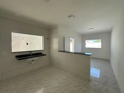Casa - Térrea com 2 quartos (sendo 1 suite(s)) a 2000,00 metros praia.