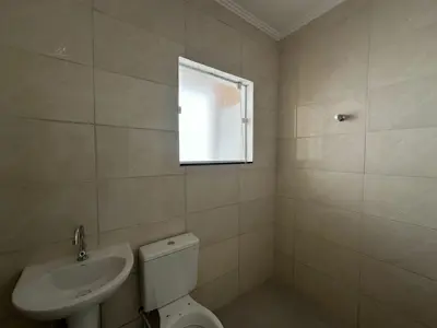 Casa - Térrea com 2 quartos (sendo 1 suite(s)) a 2000,00 metros praia.
