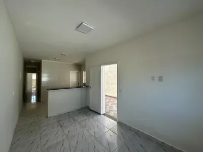Casa - Térrea com 2 quartos (sendo 1 suite(s)) a 2000,00 metros praia.