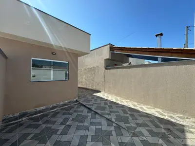 Casa - Térrea com 2 quartos (sendo 1 suite(s)) a 2000,00 metros praia.