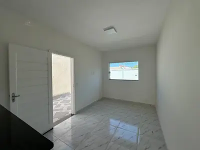 Casa - Térrea com 2 quartos (sendo 1 suite(s)) a 2000,00 metros praia.