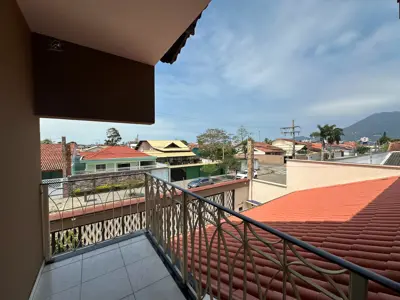 Casa - Sobrado com 6 quartos (sendo 4 suite(s)) a 800,00 metros praia.