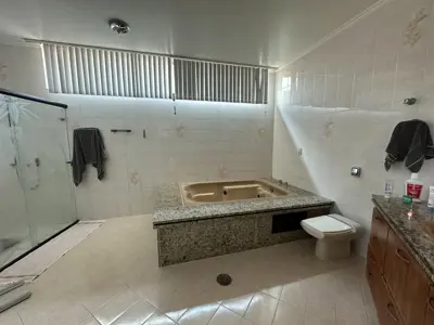 Casa - Sobrado com 6 quartos (sendo 4 suite(s)) a 800,00 metros praia.