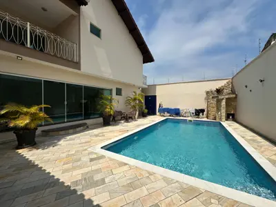 Casa - Sobrado com 6 quartos (sendo 4 suite(s)) a 800,00 metros praia.
