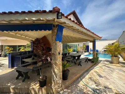 Casa - Sobrado com 6 quartos (sendo 4 suite(s)) a 800,00 metros praia.