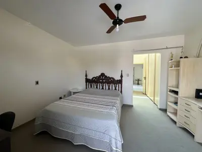 Casa - Sobrado com 6 quartos (sendo 4 suite(s)) a 800,00 metros praia.