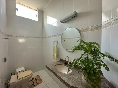 Casa - Sobrado com 6 quartos (sendo 4 suite(s)) a 800,00 metros praia.