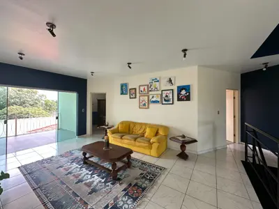 Casa - Sobrado com 6 quartos (sendo 4 suite(s)) a 800,00 metros praia.