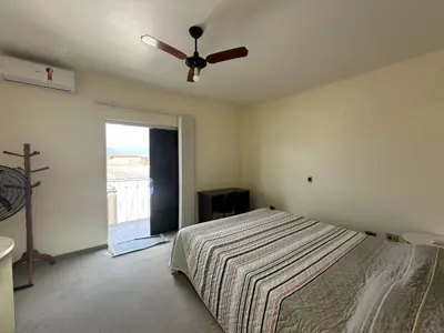Casa - Sobrado com 6 quartos (sendo 4 suite(s)) a 800,00 metros praia.