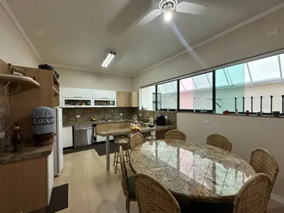 Casa - Sobrado com 6 quartos (sendo 4 suite(s)) a 800,00 metros praia.