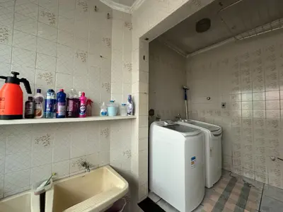 Casa - Sobrado com 6 quartos (sendo 4 suite(s)) a 800,00 metros praia.