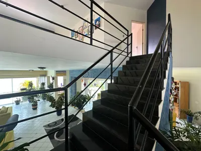Casa - Sobrado com 6 quartos (sendo 4 suite(s)) a 800,00 metros praia.