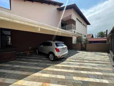 Casa - Sobrado com 6 quartos (sendo 4 suite(s)) a 800,00 metros praia.