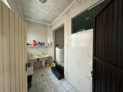 Casa - Sobrado com 6 quartos (sendo 4 suite(s)) a 800,00 metros praia.