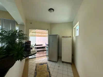 Casa - Sobrado com 6 quartos (sendo 4 suite(s)) a 800,00 metros praia.