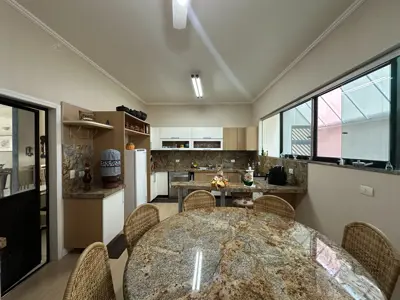 Casa - Sobrado com 6 quartos (sendo 4 suite(s)) a 800,00 metros praia.