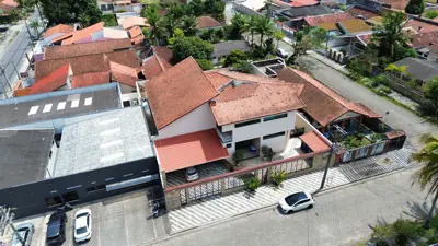 Casa - Sobrado com 6 quartos (sendo 4 suite(s)) a 800,00 metros praia.