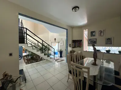 Casa - Sobrado com 6 quartos (sendo 4 suite(s)) a 800,00 metros praia.