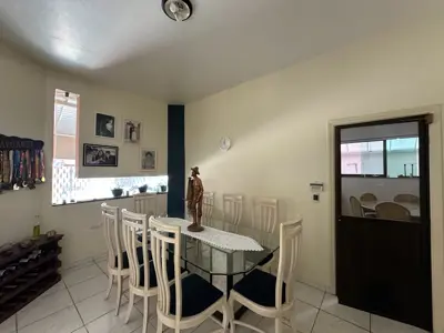 Casa - Sobrado com 6 quartos (sendo 4 suite(s)) a 800,00 metros praia.