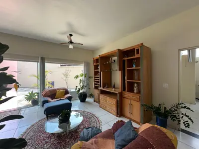 Casa - Sobrado com 6 quartos (sendo 4 suite(s)) a 800,00 metros praia.