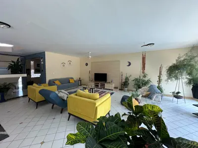 Casa - Sobrado com 6 quartos (sendo 4 suite(s)) a 800,00 metros praia.