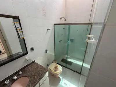 Casa - Sobrado com 6 quartos (sendo 4 suite(s)) a 800,00 metros praia.