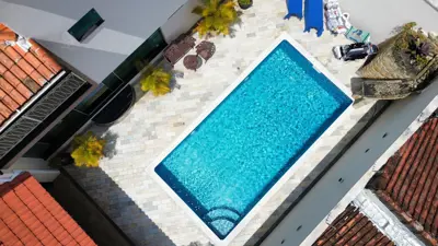 Casa - Sobrado com 6 quartos (sendo 4 suite(s)) a 800,00 metros praia.
