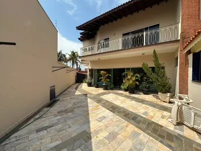 Casa - Sobrado com 6 quartos (sendo 4 suite(s)) a 800,00 metros praia.