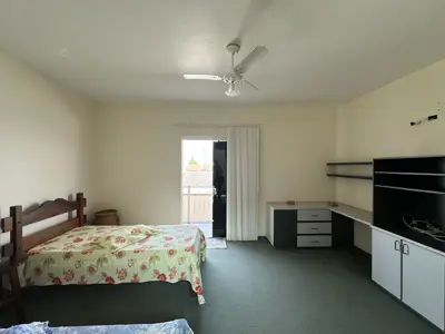 Casa - Sobrado com 6 quartos (sendo 4 suite(s)) a 800,00 metros praia.