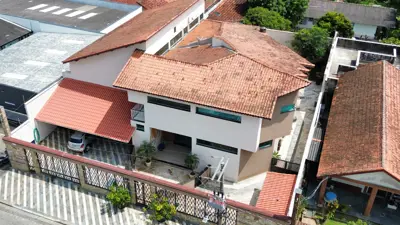 Casa - Sobrado com 6 quartos (sendo 4 suite(s)) a 800,00 metros praia.