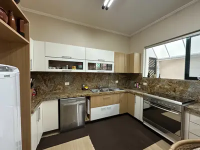 Casa - Sobrado com 6 quartos (sendo 4 suite(s)) a 800,00 metros praia.