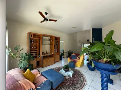 Casa - Sobrado com 6 quartos (sendo 4 suite(s)) a 800,00 metros praia.