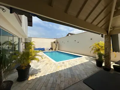 Casa - Sobrado com 6 quartos (sendo 4 suite(s)) a 800,00 metros praia.