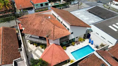 Casa - Sobrado com 6 quartos (sendo 4 suite(s)) a 800,00 metros praia.