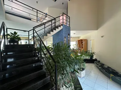 Casa - Sobrado com 6 quartos (sendo 4 suite(s)) a 800,00 metros praia.