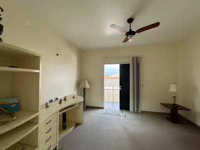 Casa - Sobrado com 6 quartos (sendo 4 suite(s)) a 800,00 metros praia.