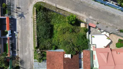 Terreno - Esquina com  quartos  a 200,00 metros praia.