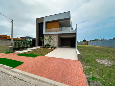 Casa - Sobrado com 4 quartos (sendo 3 suite(s)) a 1000,00 metros praia.