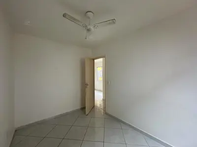 Apartamento - Amplo com 2 quartos  a 3900,00 metros praia.