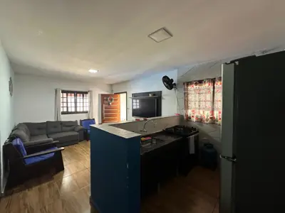 Casa - Térrea com 2 quartos (sendo 1 suite(s)) a 4500,00 metros praia.
