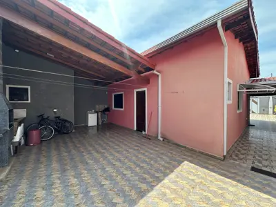 Casa - Térrea com 2 quartos (sendo 1 suite(s)) a 4500,00 metros praia.