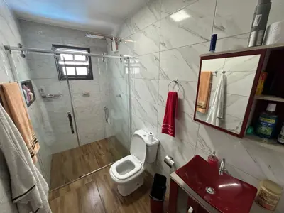 Casa - Térrea com 2 quartos (sendo 1 suite(s)) a 4500,00 metros praia.