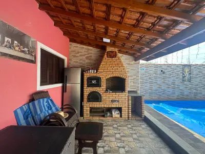 Casa - Térrea com 2 quartos (sendo 1 suite(s)) a 4500,00 metros praia.