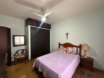 Casa - Térrea com 2 quartos (sendo 0 suite(s)) a 800,00 metros praia.