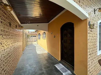 Casa - Térrea com 2 quartos (sendo 0 suite(s)) a 800,00 metros praia.