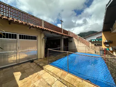 Casa - Térrea com 2 quartos (sendo 0 suite(s)) a 800,00 metros praia.